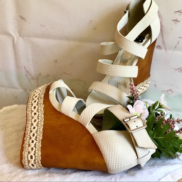 Gianni Bini Shoes - GIANI BINI Beige Platforms, Size 8.5
NWOT
